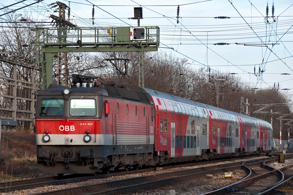 1144 285 hat mit dem R 2032 den Wiener Westbahnhof verlassen und befindet sich kurz vor Wien Penzing. Die Aufnahme entstand am 09.03.2015.
