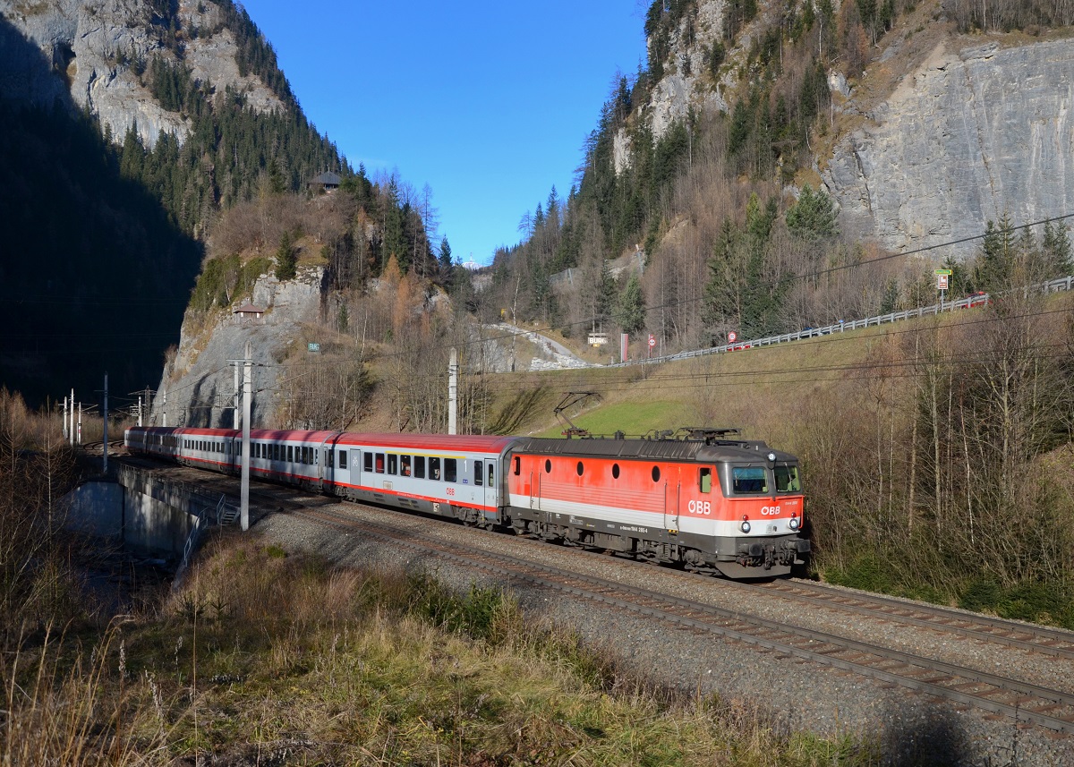 1144 285 mit IC 690 am 29.11.2014 bei Klammstein.