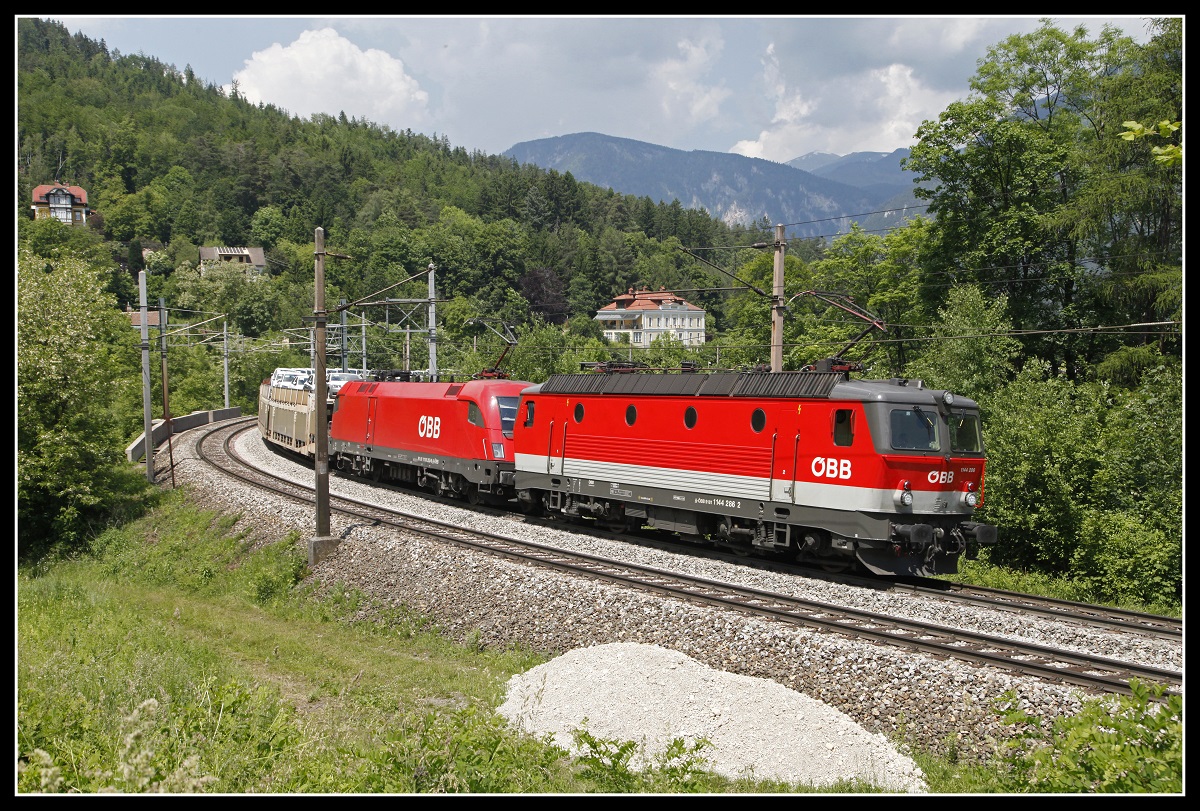 1144 286 + 1116 253 mit Güterzug auf dem Kübgrabenviadukt am 5.06.2019.