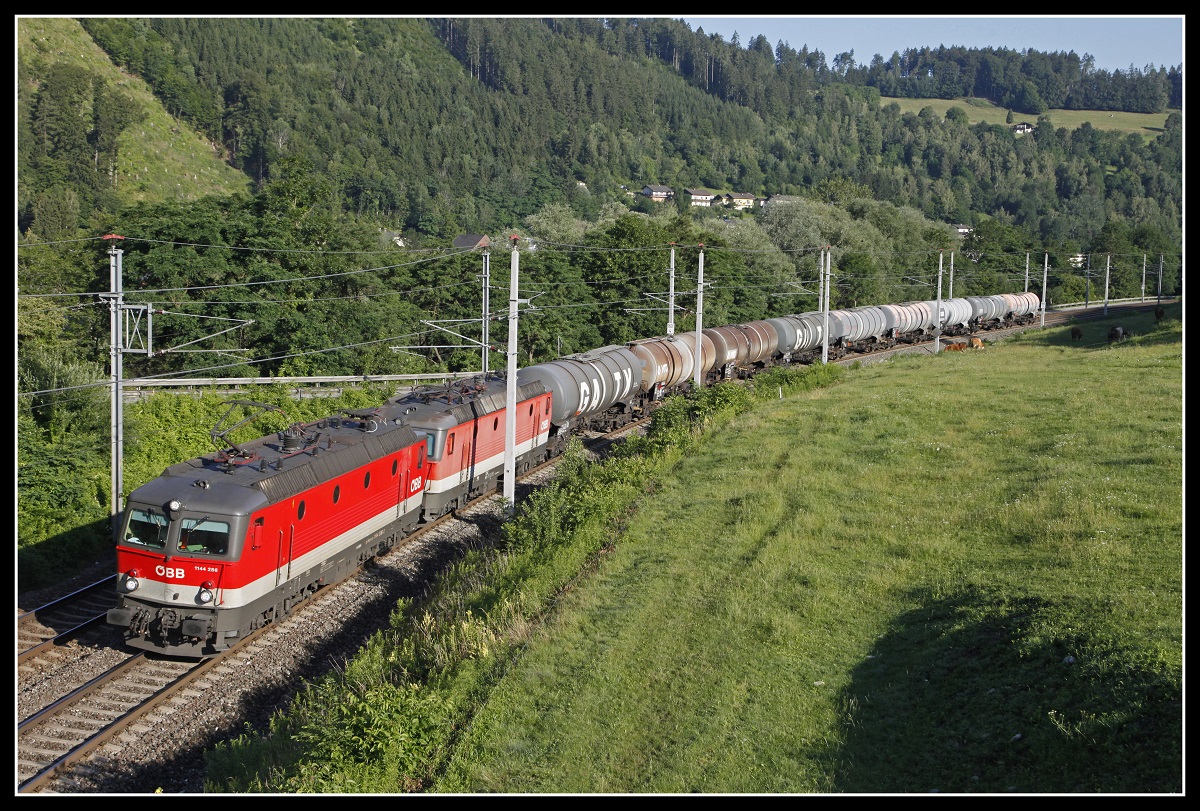 1144 286 + 1144 203 mit Güterzug bei Bruck an der Mur am 8.07.2020.