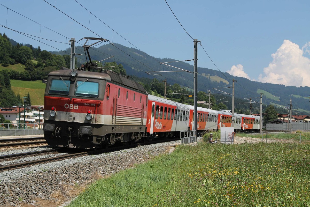 1144 286 mit S 1511 Wörgl Hauptbahnhof-Salzburg Hauptbahnhof bei Brixen im Thale am 22-7-2013.