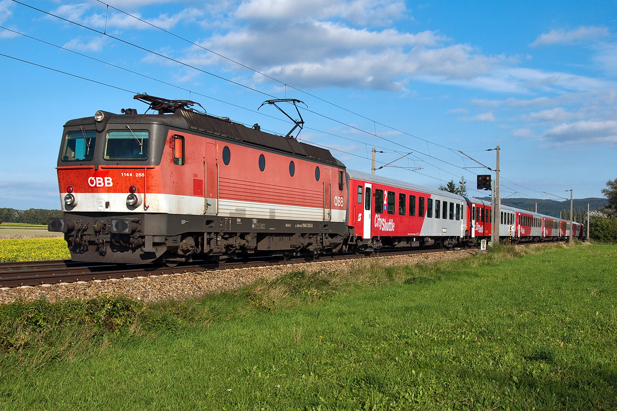 1144 288 unterwegs auf der Franz Josefs Bahn in Richtung Tulln, am Nachmittag des 24.09.2013 kurz vor Muckendorf-Wipfing.