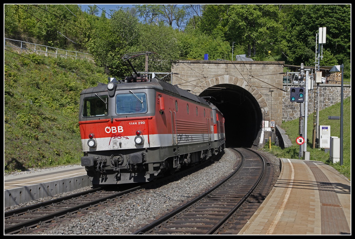 1144 290 + 1144.. beim Wolfsbergtunnel am 18.05.2020.