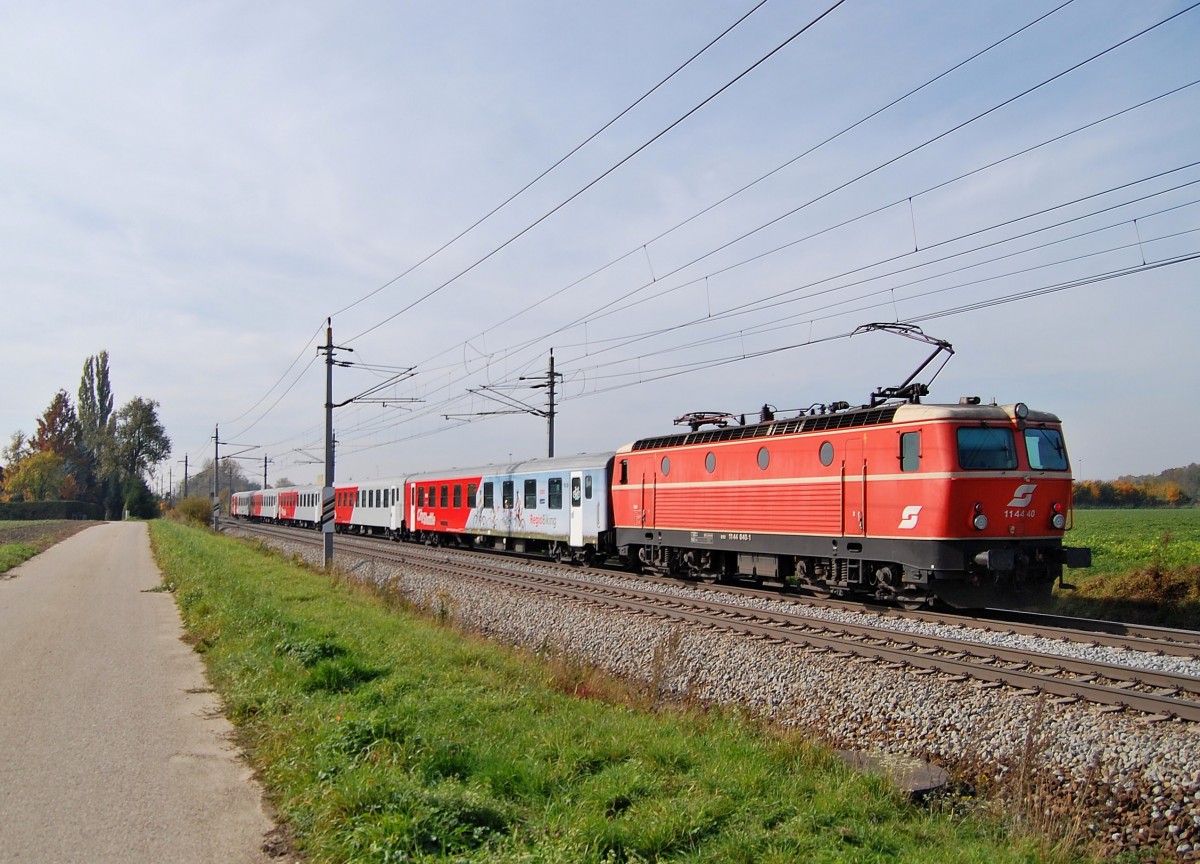 1144 40 hat am 20.10.2013 den Rex 1778 
bei Marchtrenk ber die Westbahn geschoben.
