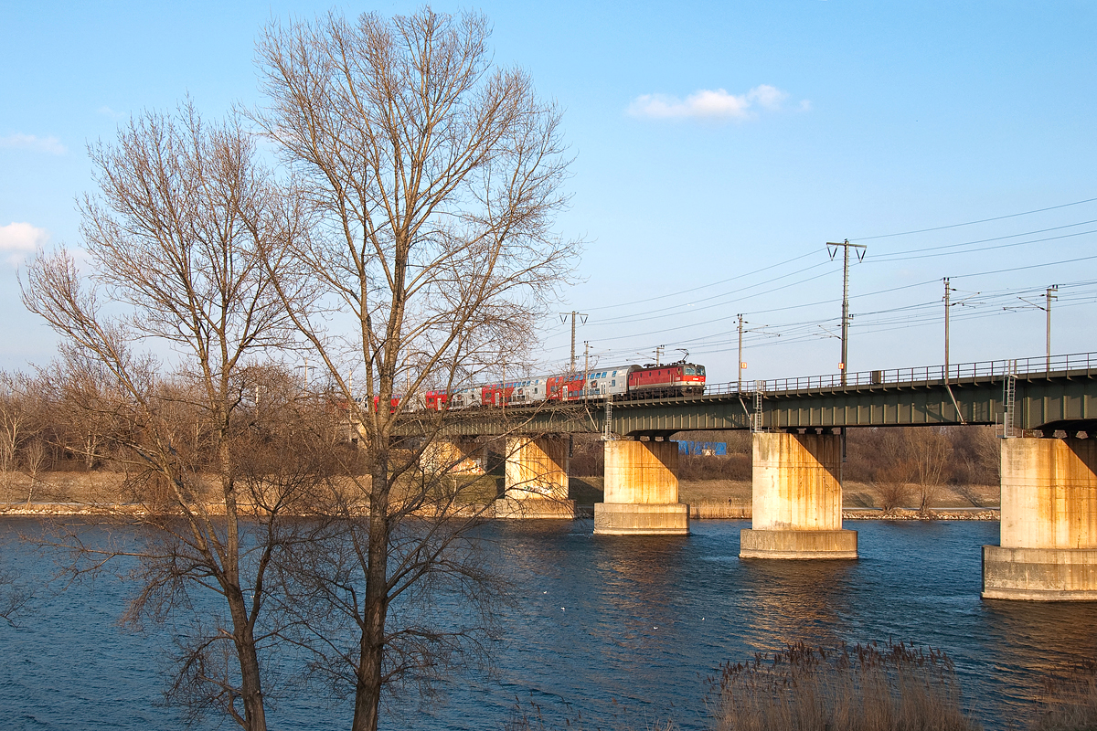 1144 auf der Ostbahnbrücke in Wien, am Nachmittag des 27.02.2015.