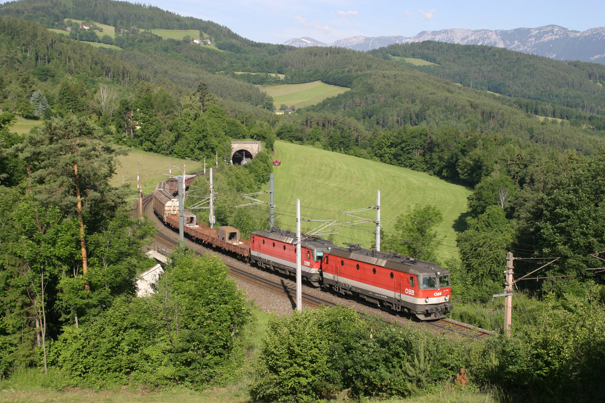 1144 Tandem 116+214 haben am Morgen des 8.6.16 mit G-55705 am Eichberg den Steinbauer-Tunnel verlassen.