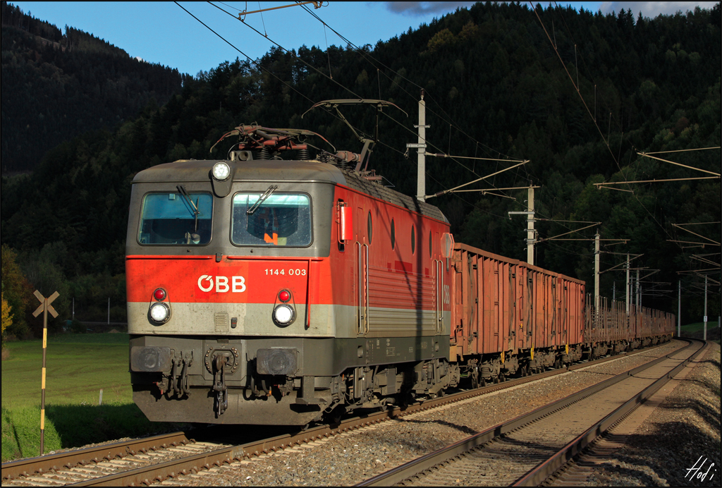 1144.003 mit Gterzug am 17.10.13 zwischen Bruck/Mur und Niklasdorf.