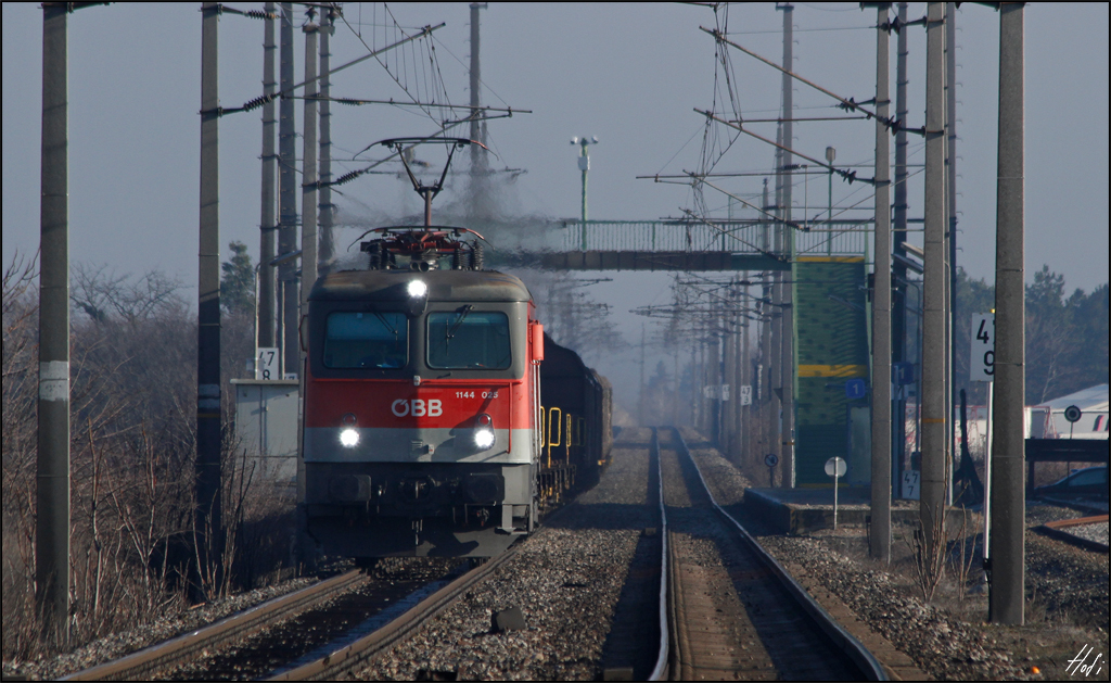 1144.025 zieht am 03.01.14 einen Güterzug durch die Hst. Wr.Neustadt Civitas Nova.