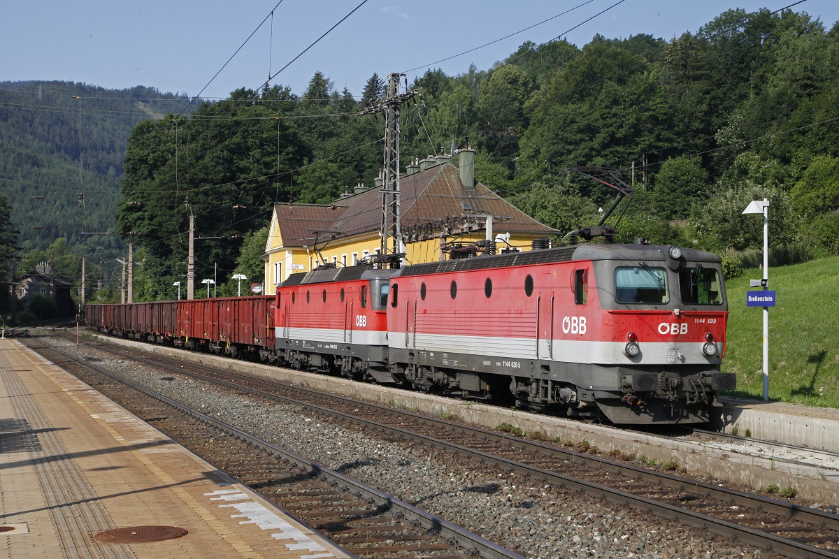1144.039+1144.100 mit Güterzug in Breitenstein am 17.07.2015.