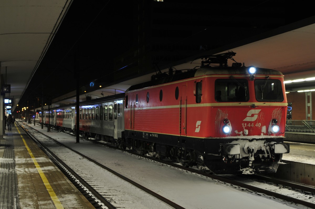1144.040 mit dem R 3836 am 29.12.14 wartet auf die Abfahrt nach Summerau 