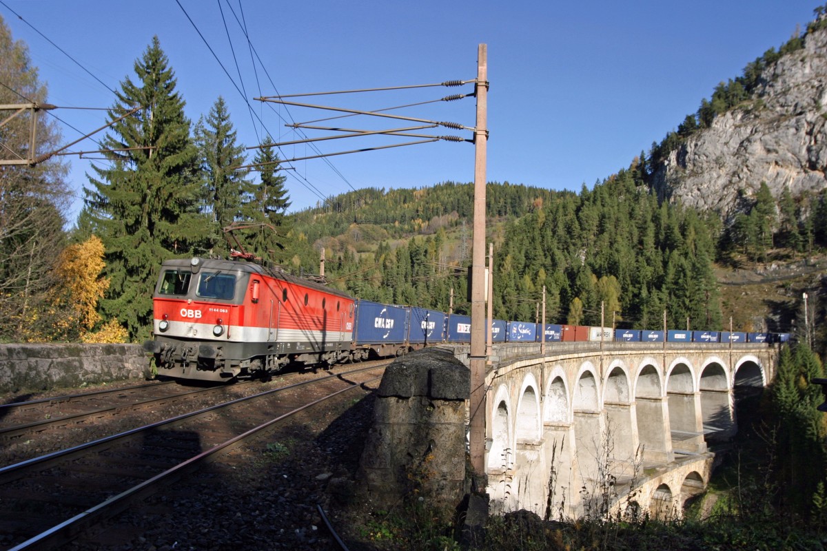 1144.063 mit Container-GAG am Kalte-Rinne-Viadukt bei Breitenstein. 26.10.13