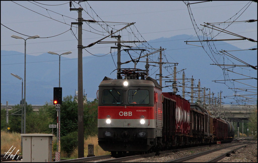 1144.071 mit Gterzug am 20.08.13 auf Hhe der Einfahrgruppe von Wr.Neustadt.