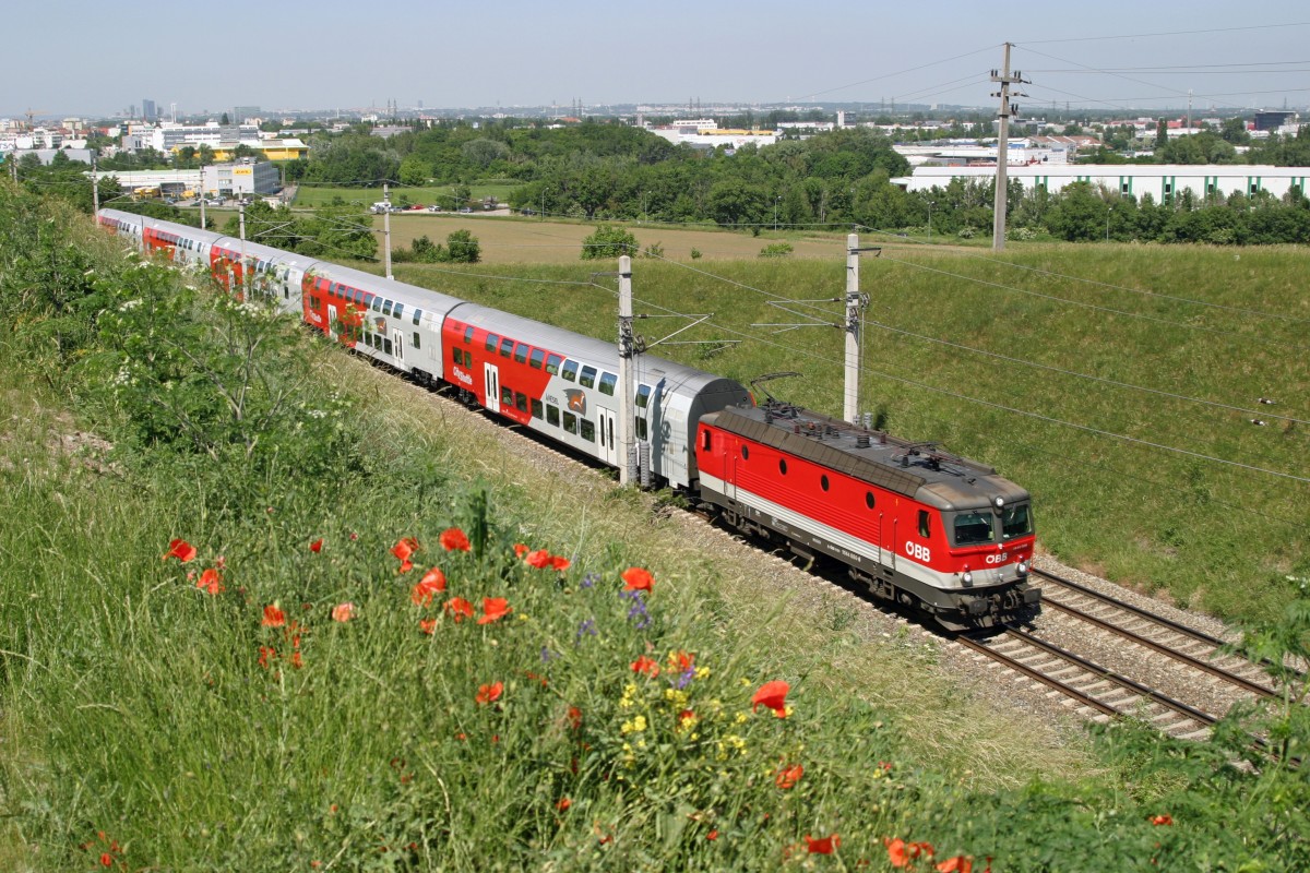 1144.086 fährt mit R-2339 im Guntramsdorferbogen zwischen Mödling und Thallern am 5.6.15