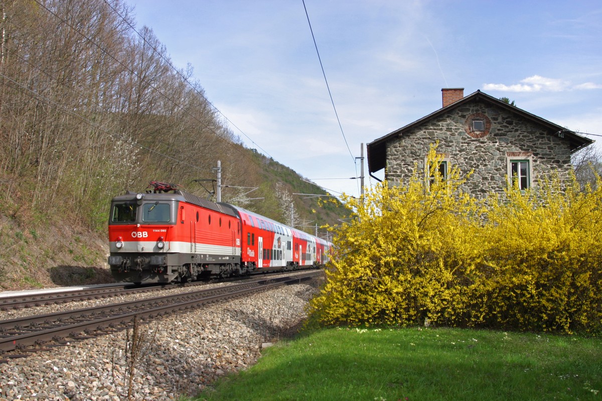 1144.090 fährt mit R-2241 in das Frühlingshafte Payerbach/R. ein. 16.4.15