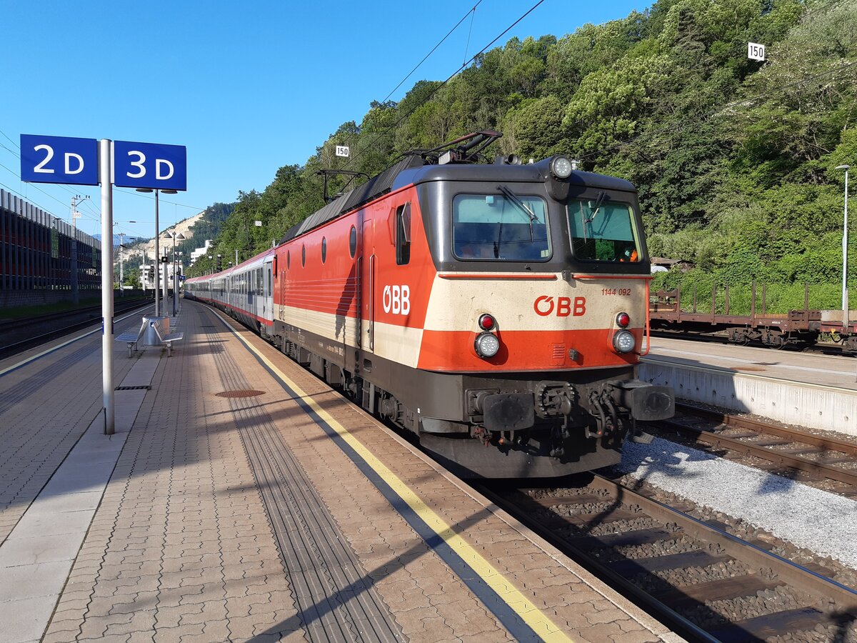 1144.092-4 mit Zug D619 von Schwarzach St. Veit nach Graz Hbf 
am 14.Juni 2021 um 07:29 Uhr in Bahnhof Leoben