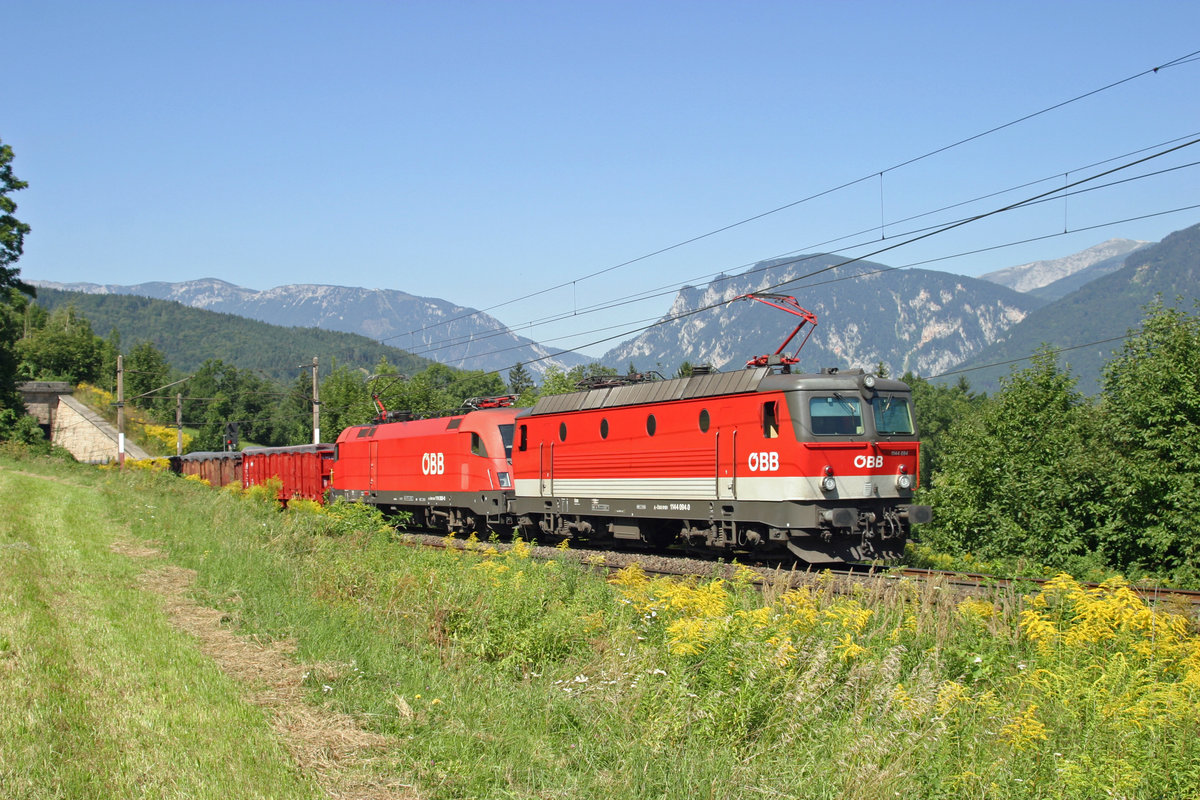 1144.094+1116 haben mit G-45334 vor der Kulisse der Rax und des Schneeberges den Steinbauer-Tunnel am Eichberg bei wolkenlosen Wetter am Eichberg verlassen. 27.8.16