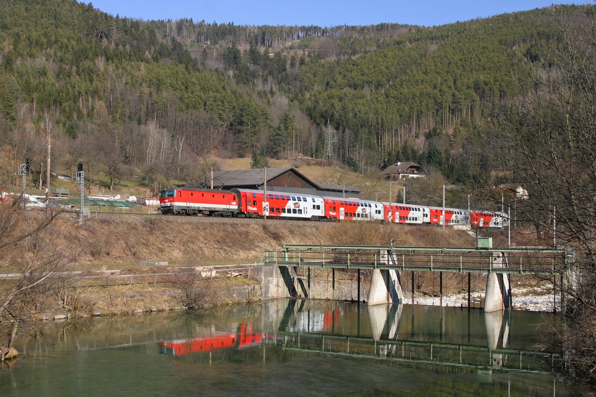 1144.097 fährt mit R-2325 vor der aufgestauten Schwarza am 14.2.15 kurz vor Schlöglmühl.
