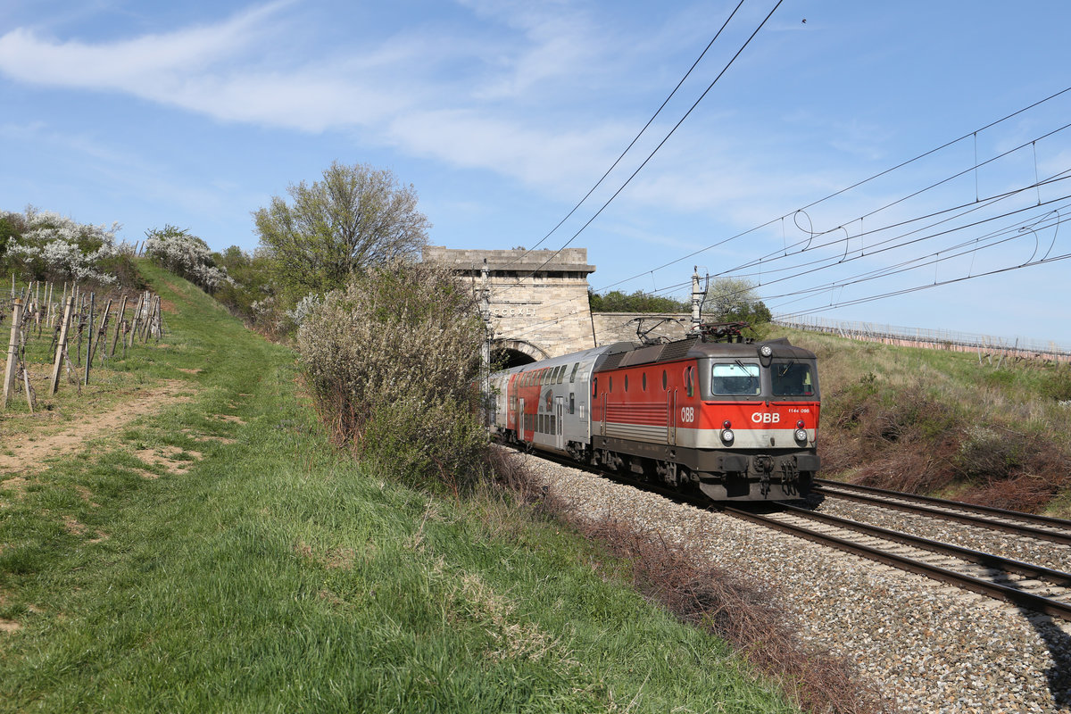 1144.098 verlässt mit ihren Reg. den Gumpoldskirchener-Tunnel bei Pfaffstätten am 14.4.18