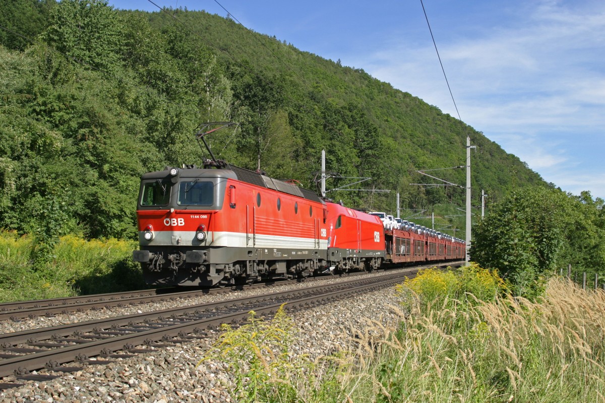 1144.098+1116 fahren mit G-49485 bei Werning vor Payerbach/R. am 27.8.15