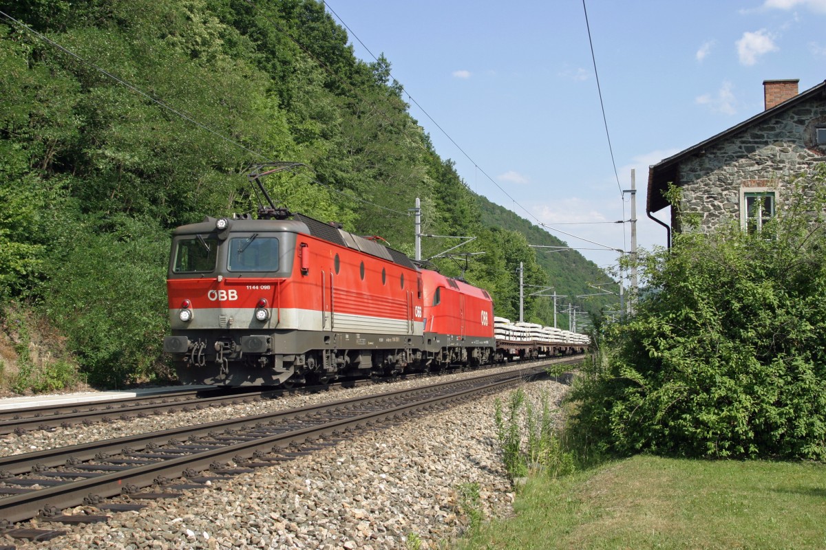 1144.098+1116 werden mit G-55507 in Kürze Payerbach/R. durchfahren. 17.7.15