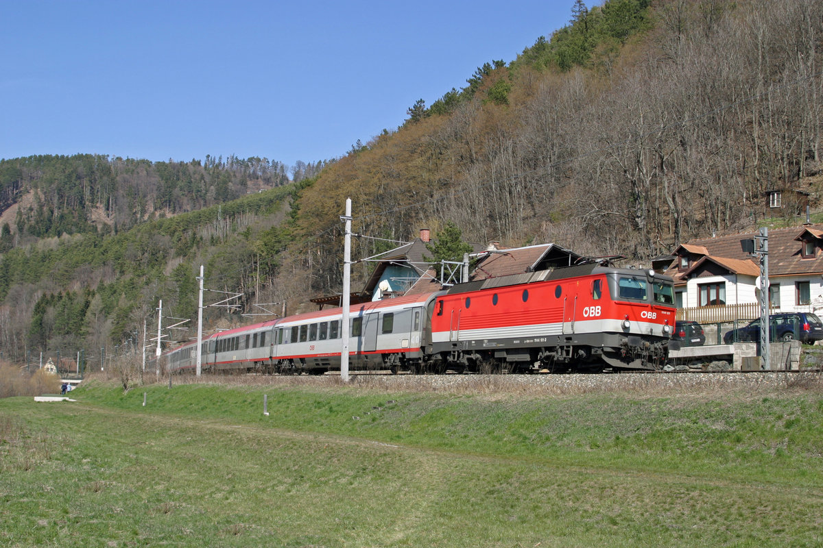 1144.101 fährt mit EC-158 im S-Bogen kurz vor Gloggnitz am 27.3.16