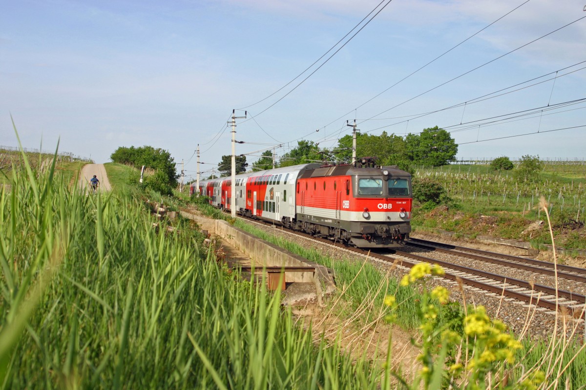 1144.107 durchfährt mit R-2249 das frühlingshafte Guntramsdorf-Thallern am 8.5.15