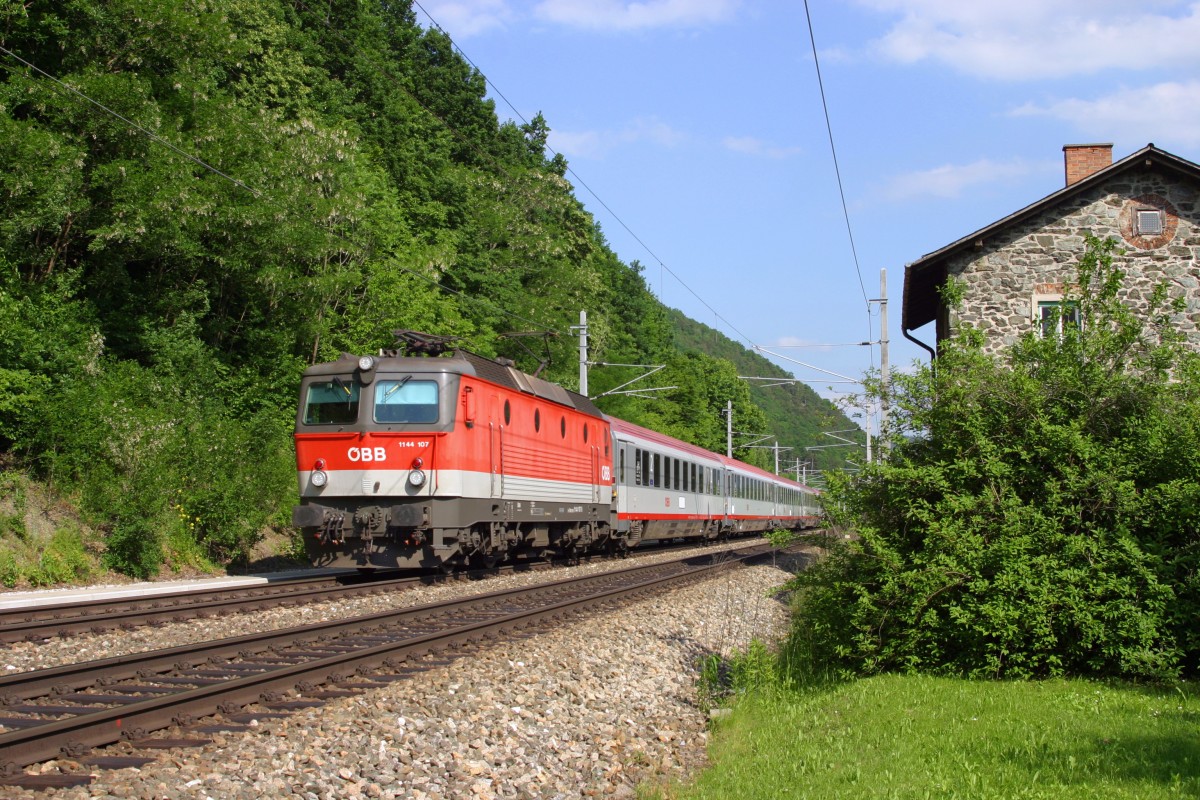 1144.107 fährt mit EC-159  Croatia  beim Ortsteil Werning kurz vor Payerbach/R. am 4.6.15