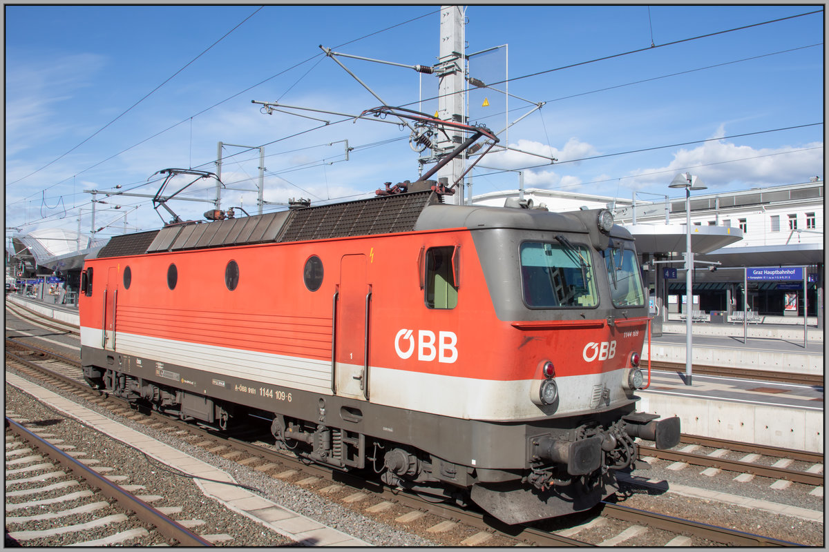 1144.109 wendet aus dem Produktionsbereich in richtung Verschiebebahnhof. 
8.10.2020