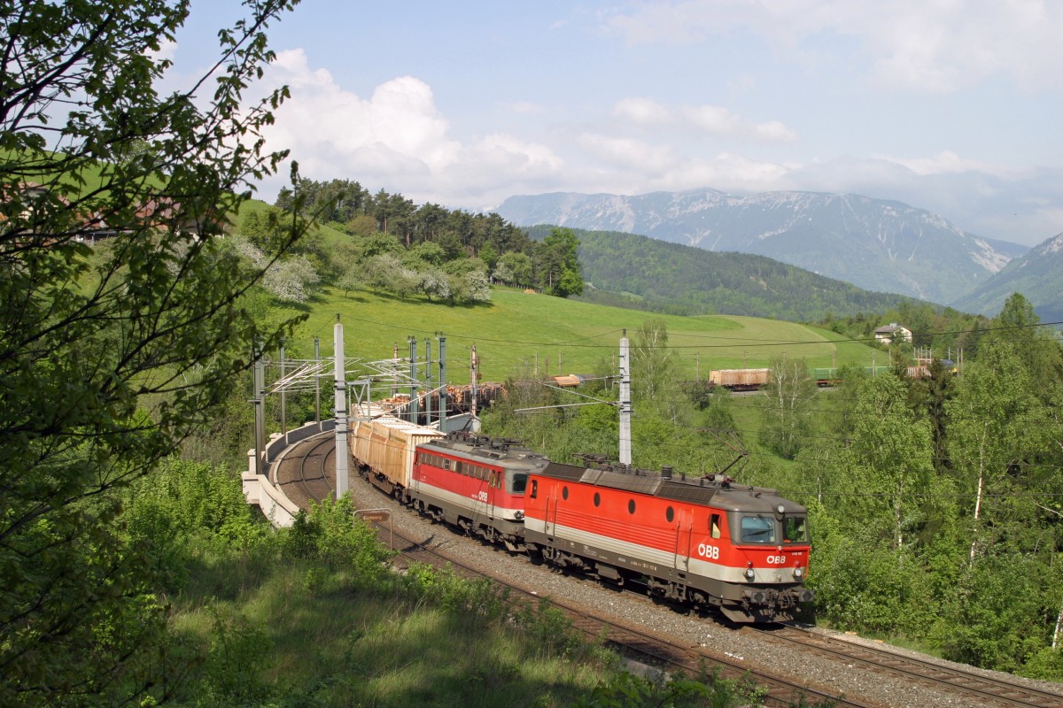 1144.110+1142 mit G-54703 am Abfaltersbachgraben-Viadukt kurz vor Eichberg am 1.5.14