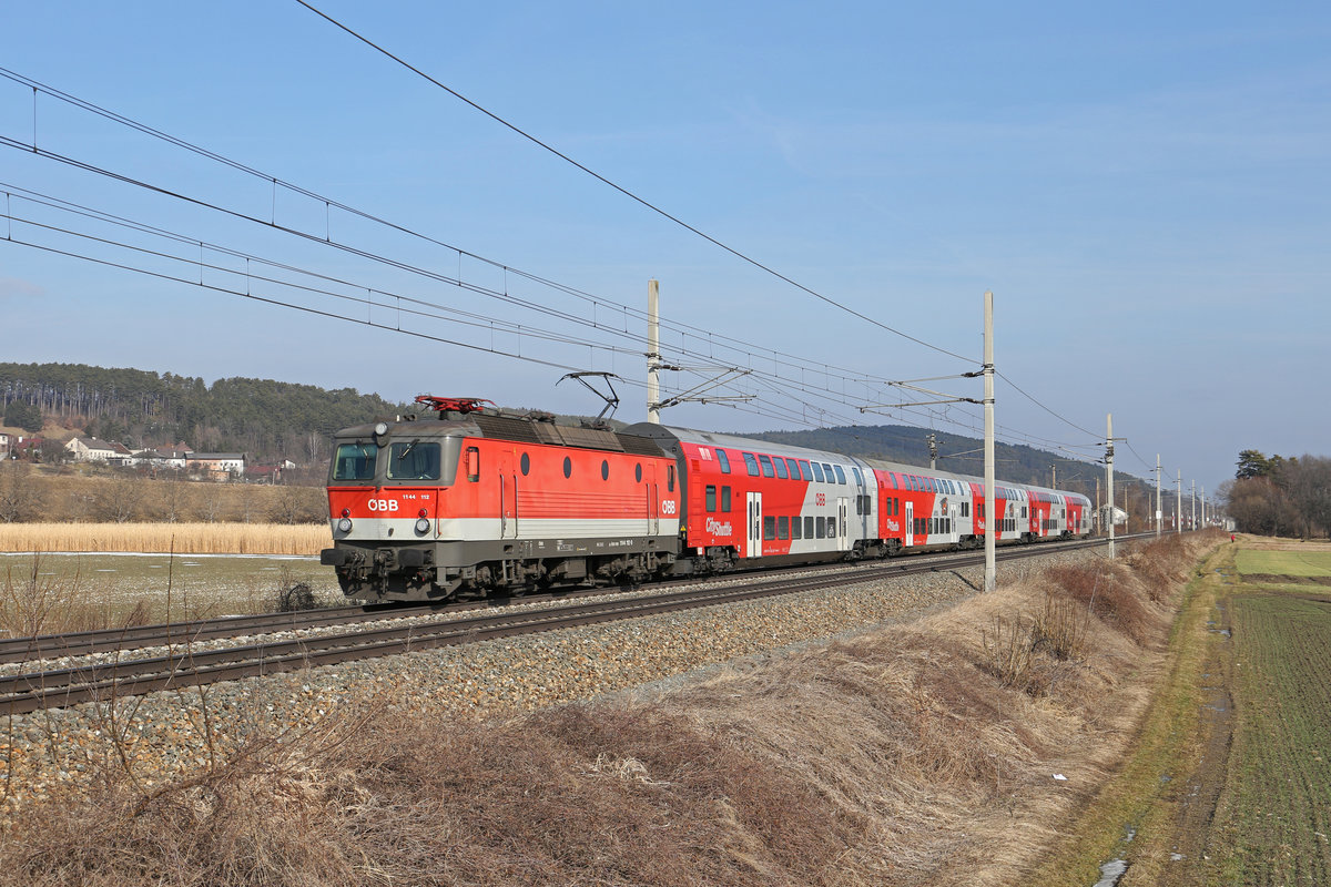 1144.112 fährt mit R-2329 vom neu aufgestellten Hochstand aus,zwischen Pottschach und Gloggnitz am 12.2.17