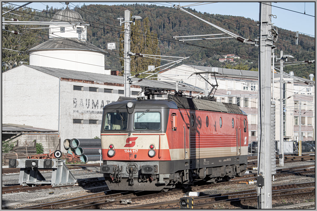 1144.117 an diesem sonnigen 8.Oktober 2020 in GGraz Hauptbahnhof hat soeben den 2000 Hz Prüfmagnet erfolgreich passiert... 

