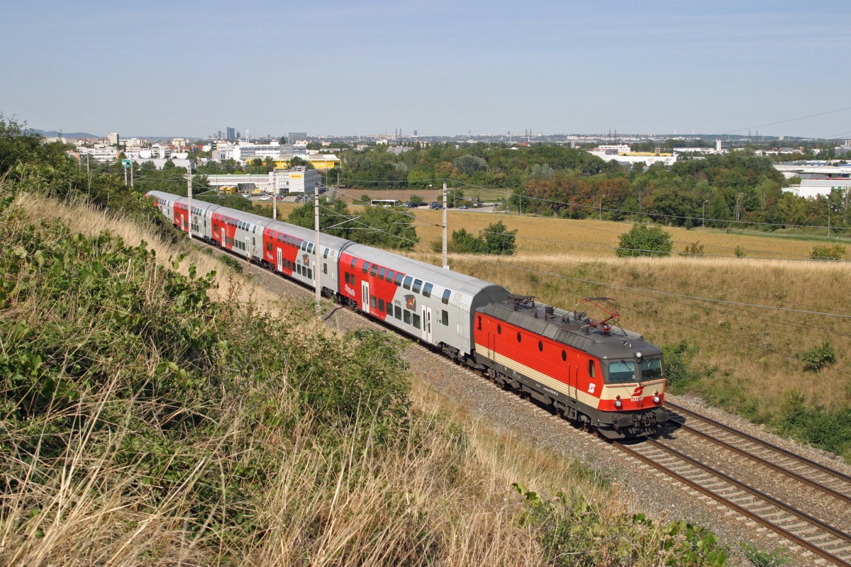 1144.117 befindet sich mit R-2341 zwischen Mödling und Guntramsdorf-Thallern am 26.8.15.