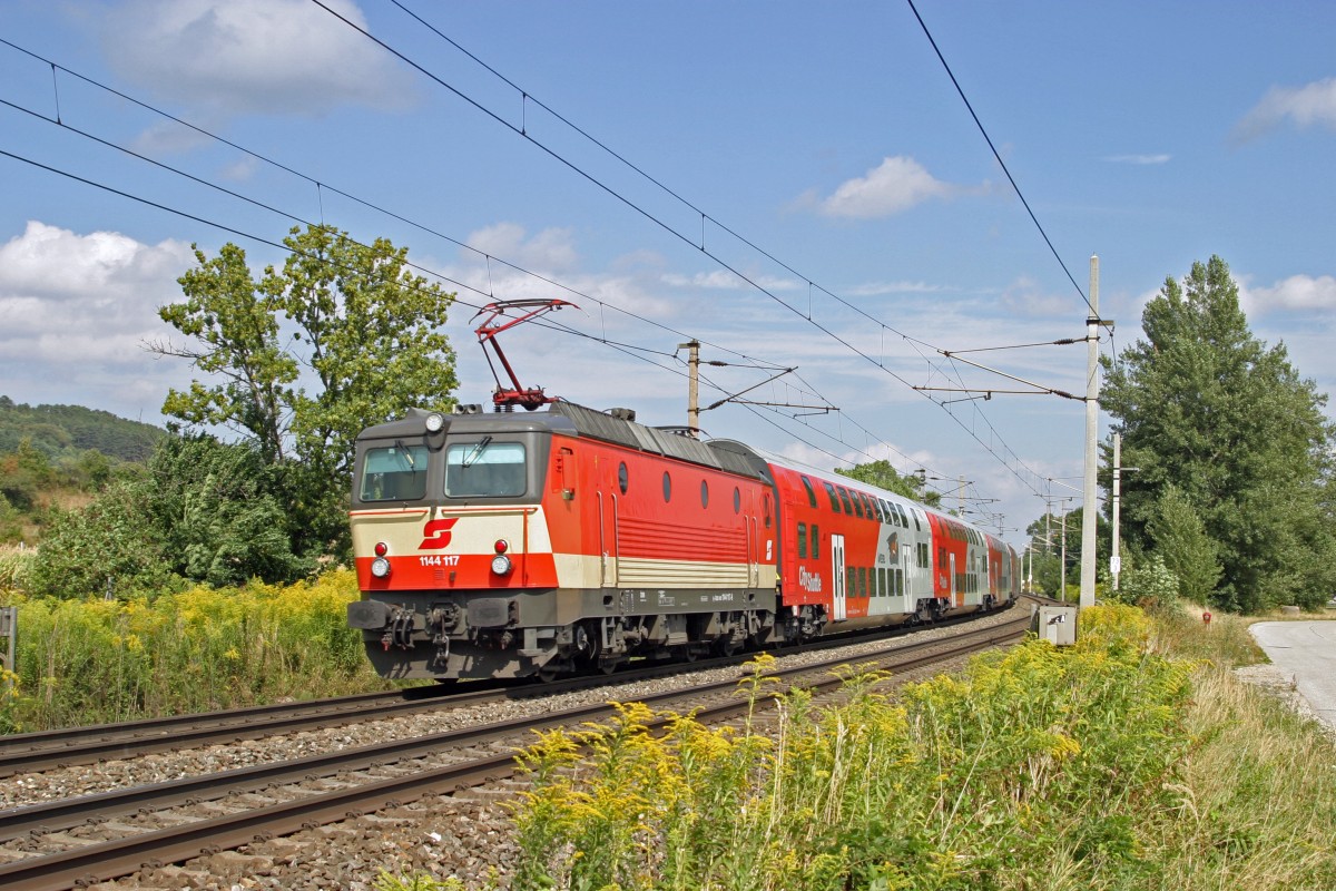1144.117 fährt mit R-2341 zwischen Pottschach und Gloggnitz am 23.8.15