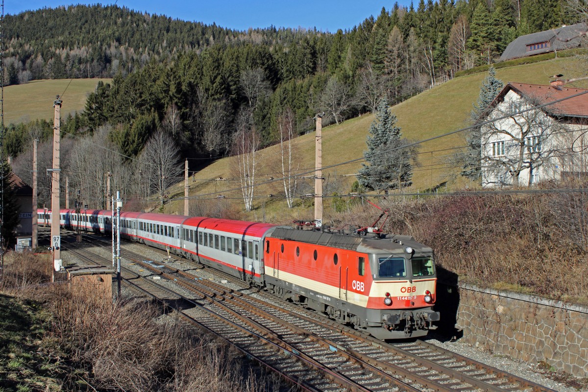 1144.117 mit EC-158 vor der Einfahrt in den Weinzettelfeld-Tunnel in Breitenstein am 6.1.14