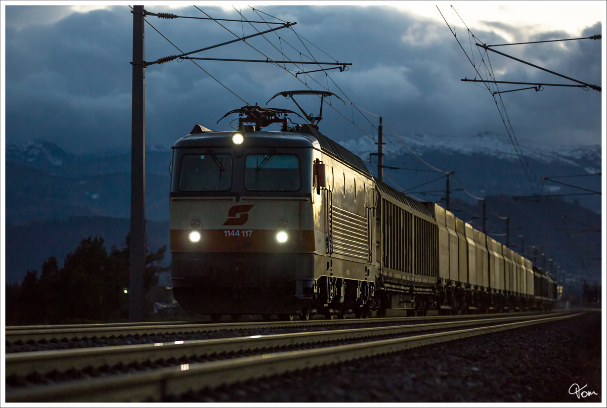 1144.117 Schachbrett rollt mit Güterzug 64534 durch das abendliche Murtal.
Zeltweg 18.11.2016