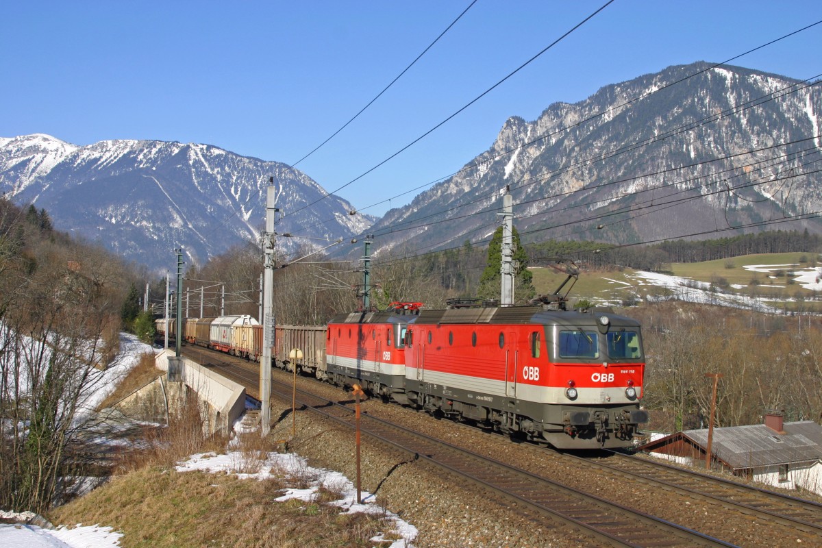1144.118+123 fahren mit G-54703 am herrlichen Wolkenlosen 14.2.15 am Payerbachgraben-Viadukt bergwärts.