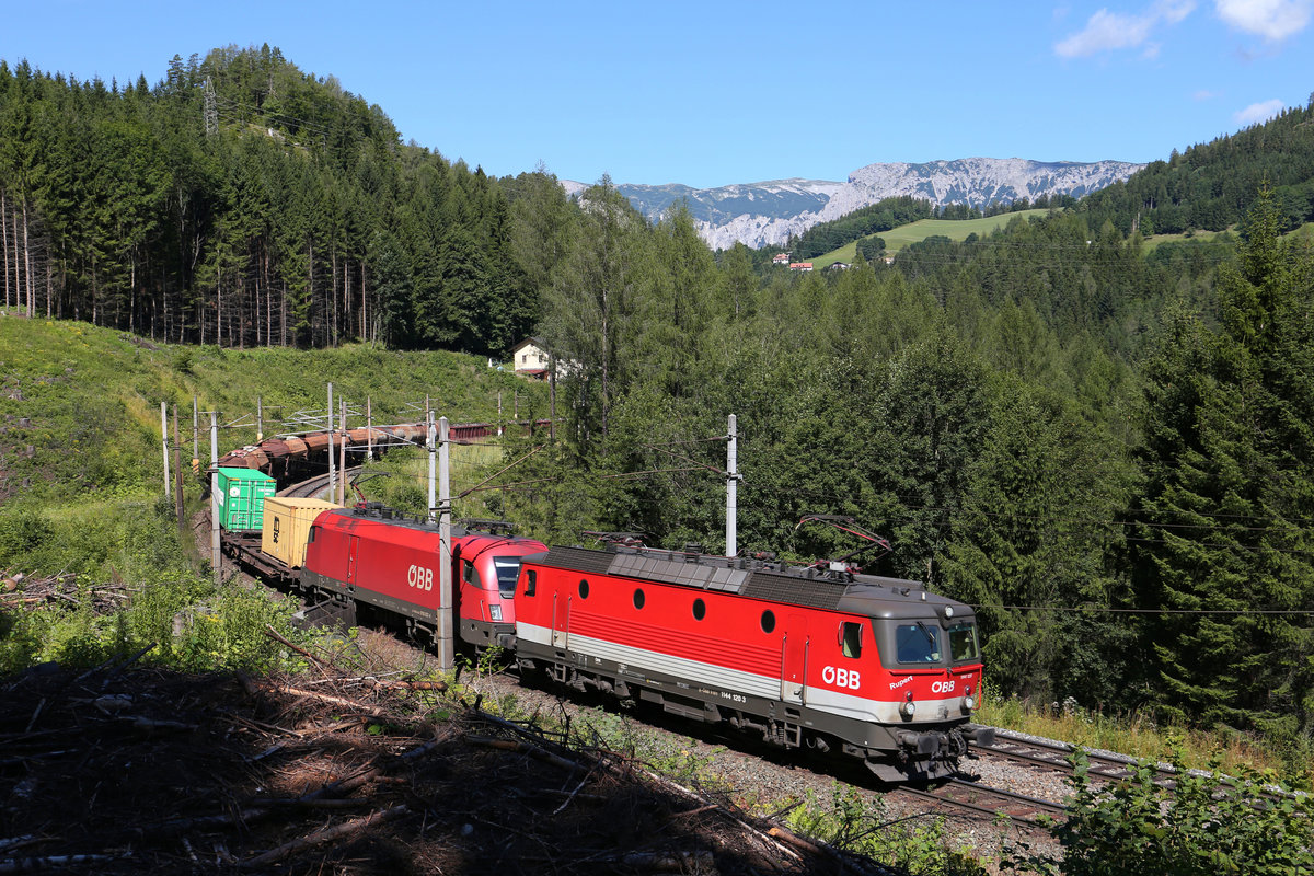 1144.120+1116 fahren mit G-54507 vor der Rax im Bogen hinter der Kalten-Rinne bei Breitenstein bergwärts. 29.7.17