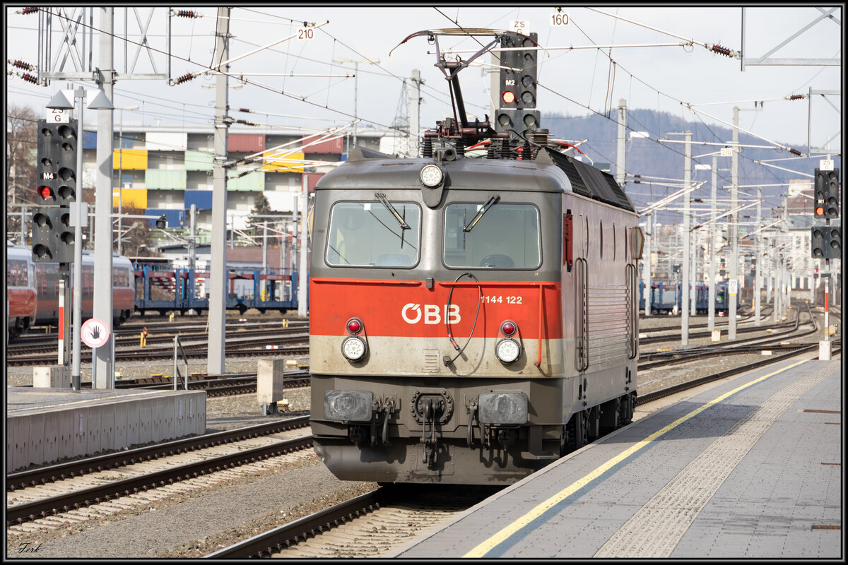 1144.122 in Graz Hauptbahnhof am 3.02.2023. Sie macht kurz Platz um Ihren Zug verstärken zu lassen. 