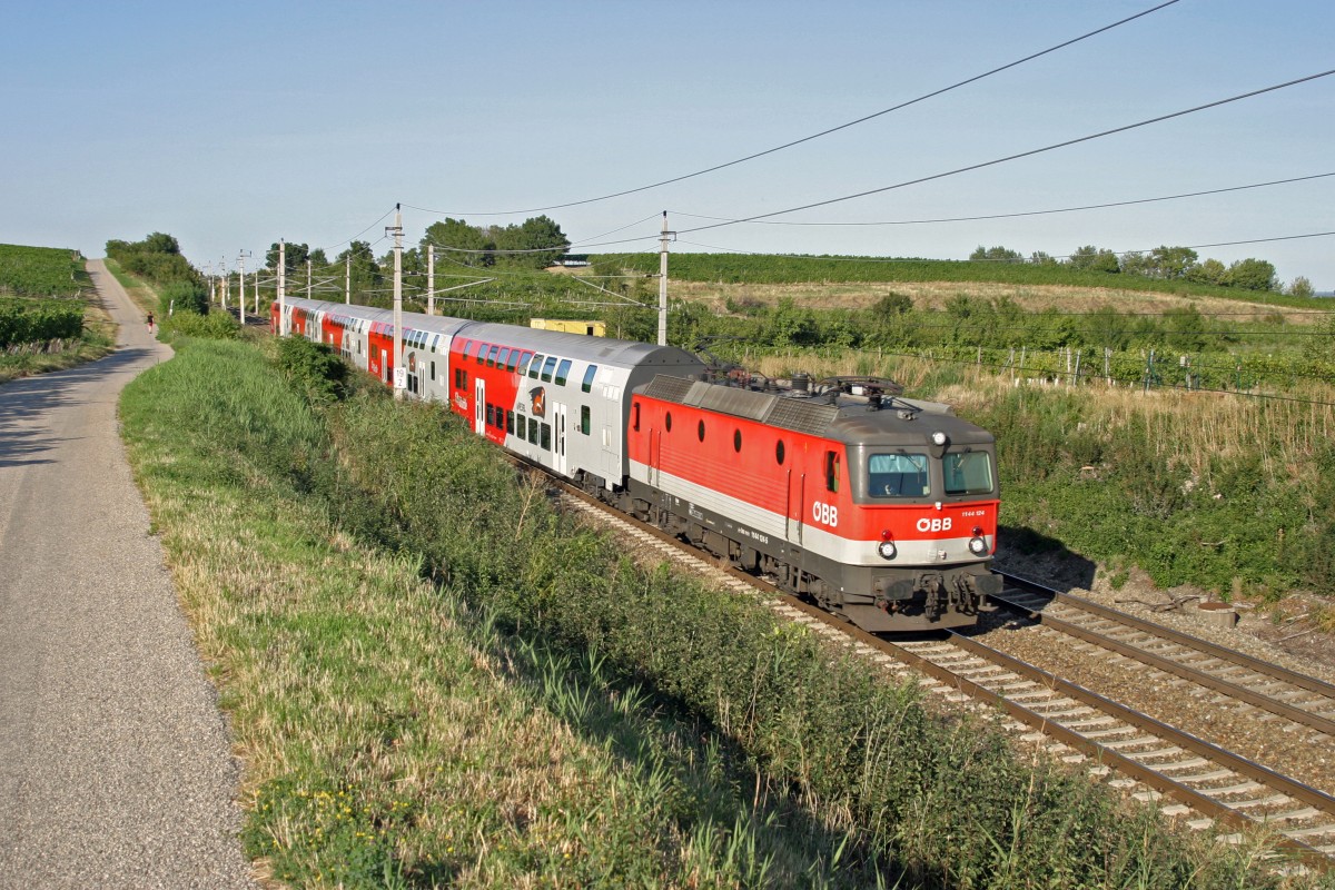 1144.124 durchfährt im herrlichsten Licht mit R-2251 Guntramsdorf-Thallern. 26.8.15