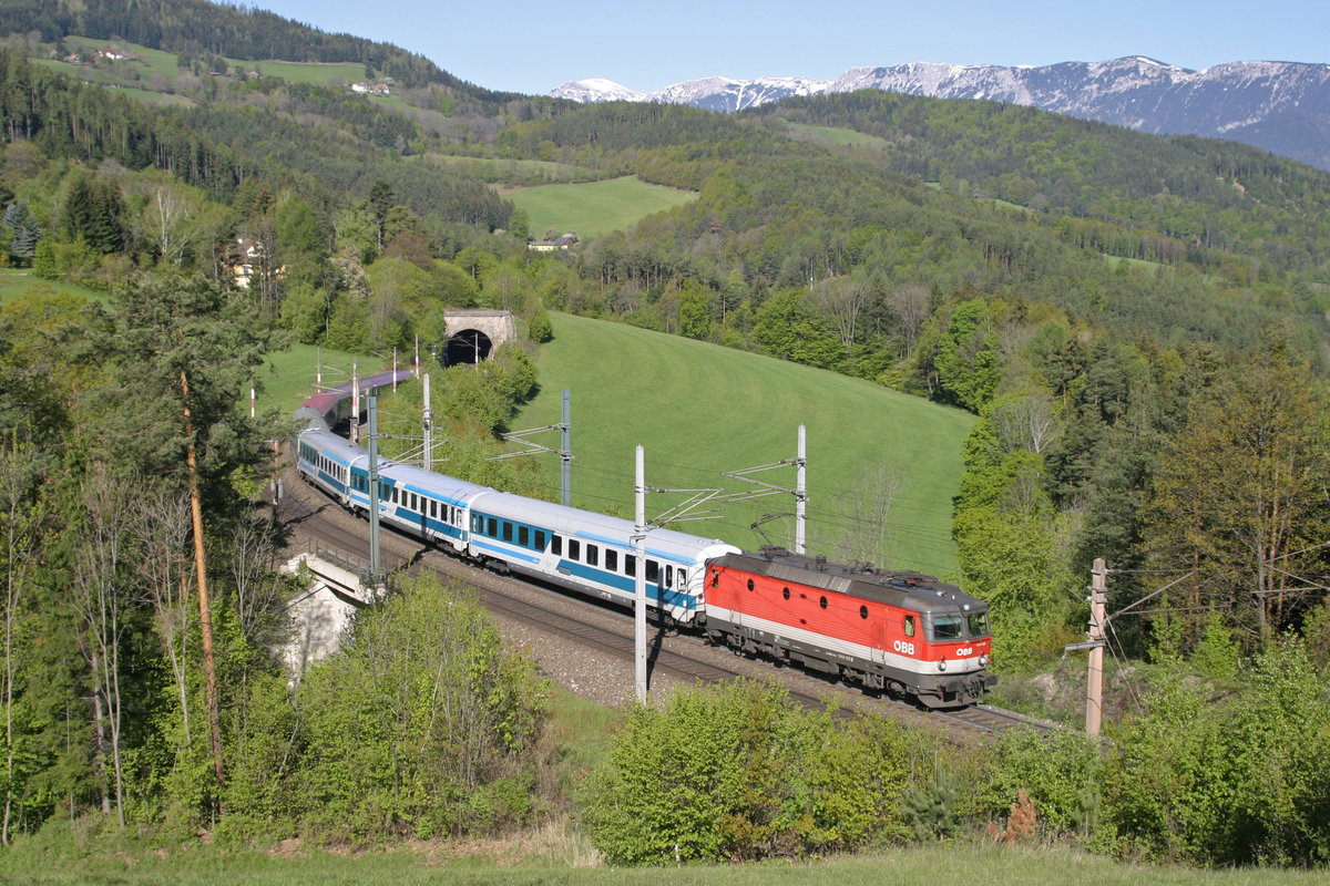 1144.125 hat mit EC-151 den Steinbauer-Tunnel in herrlicher Frühlingslandschaft am Eichberg verlassen. 30.4.16