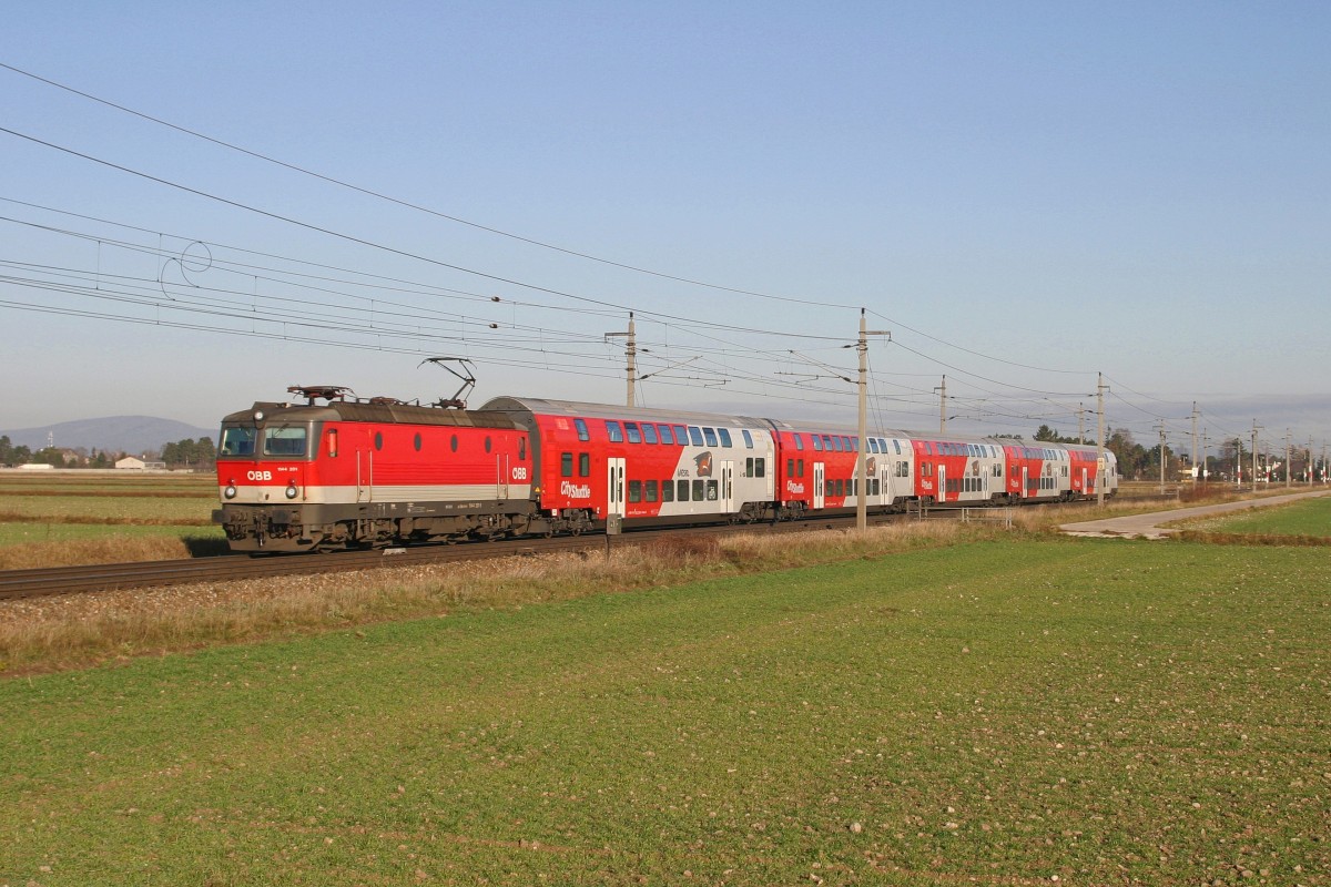 1144.201 befindet sich mit R-2317 auf einen der letzten  grünen  Fotoplätzen zwischen Theresienfeld und Wr.Neustadt Nord am 5.12.15