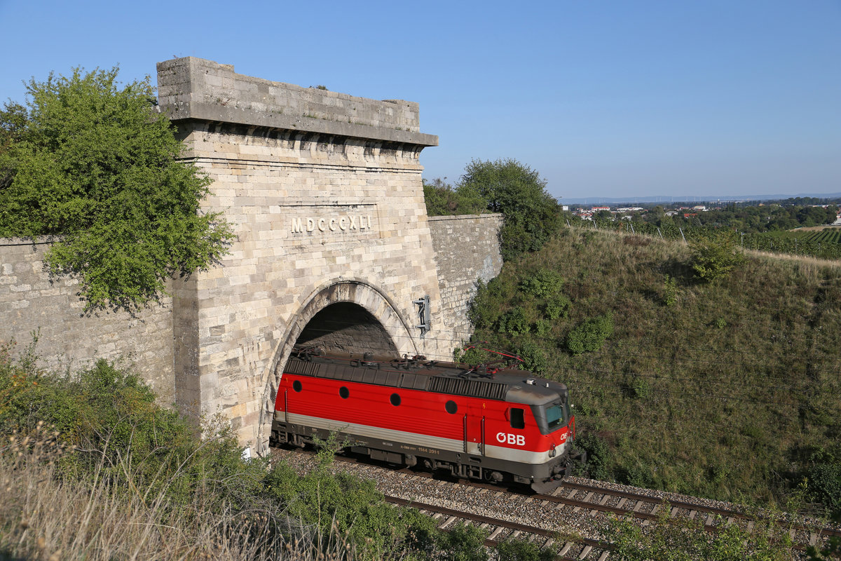 1144.201 verschwindet in den  Busserltunnel  zwischen Pfaffstätten und Gumpoldskirchen. 18.9.18