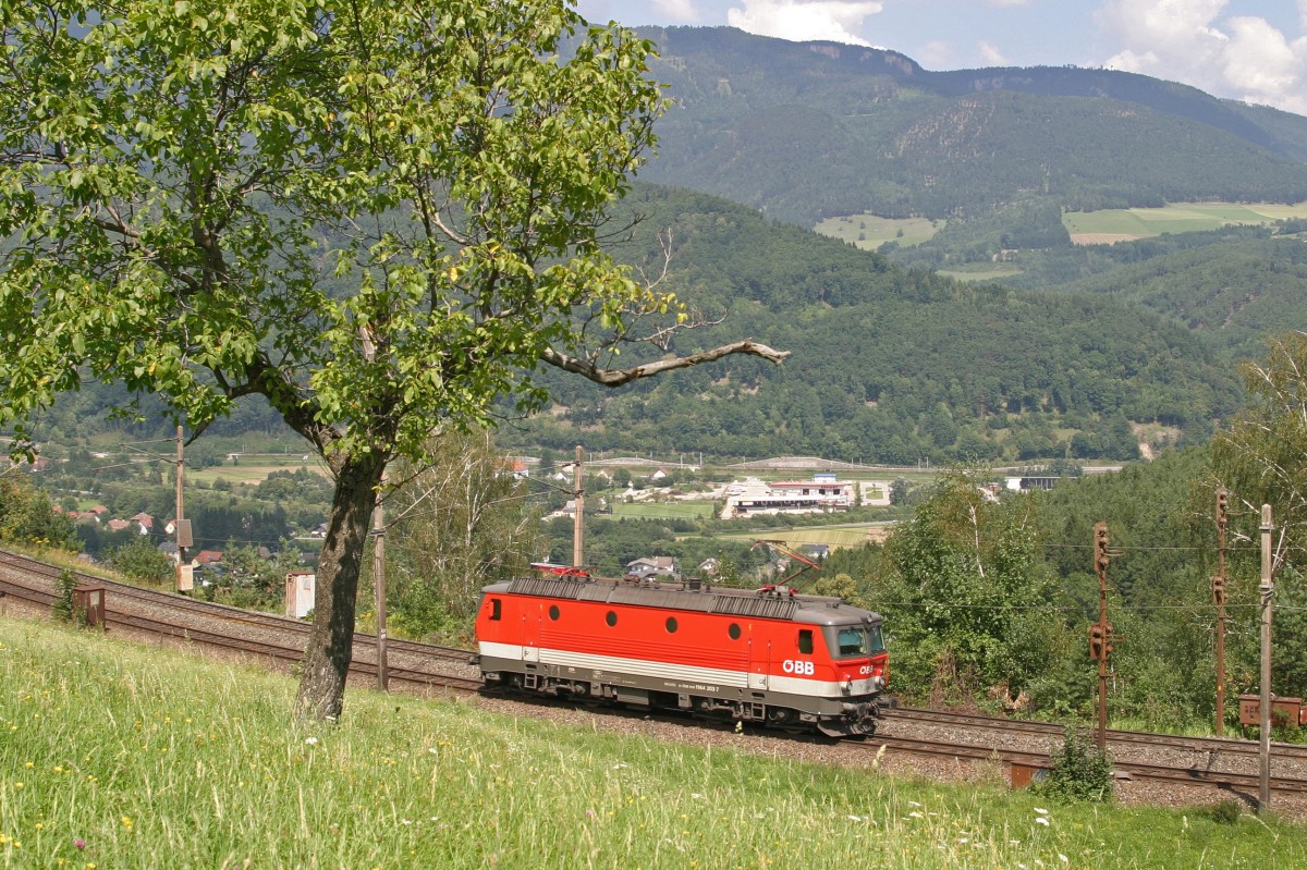 1144.203 fährt nach der Schiebeleistung am G-43401 als L.Z. zur nächsten Aufgabe am 9.8.14 bei Eichberg nach Gloggnitz.