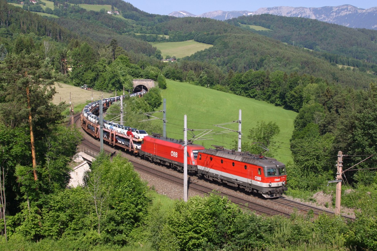 1144.203+1116 haben mit G-46753 vor der Kulisse der Rax den Steinbauer-Tunnel am Eichberg verlassen. 4.6.15