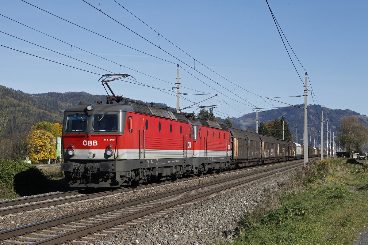 1144.209 + 1144.126 mit Güterzug bei Niklasdorf am 31.10.2016.