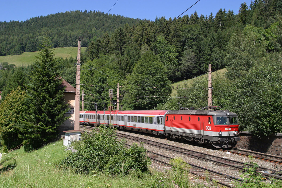 1144.210 hat mit EC-158 den Bhf.Breitenstein beim ehemaligen Stellwerk durchfahren und wird in kürze im Weinzettelfeld-Tunnel verschwinden. 20.8.16