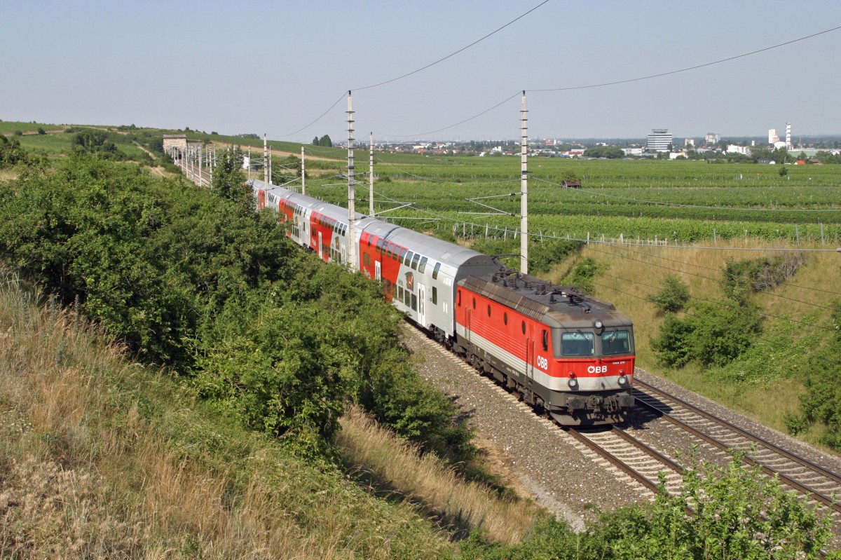 1144.211 fährt mit R-2247 durch die Weinberge nach dem  Busserltunnel  bei Pfaffstätten am 3.7.15