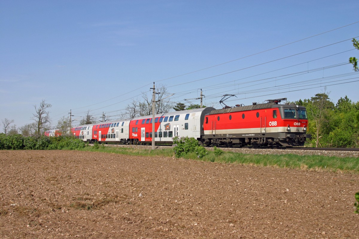 1144.213 fährt mit R-2341 in frühlingshafter Umgebung bei Theresienfeld nach Wr.Neustadt. 29.4.15