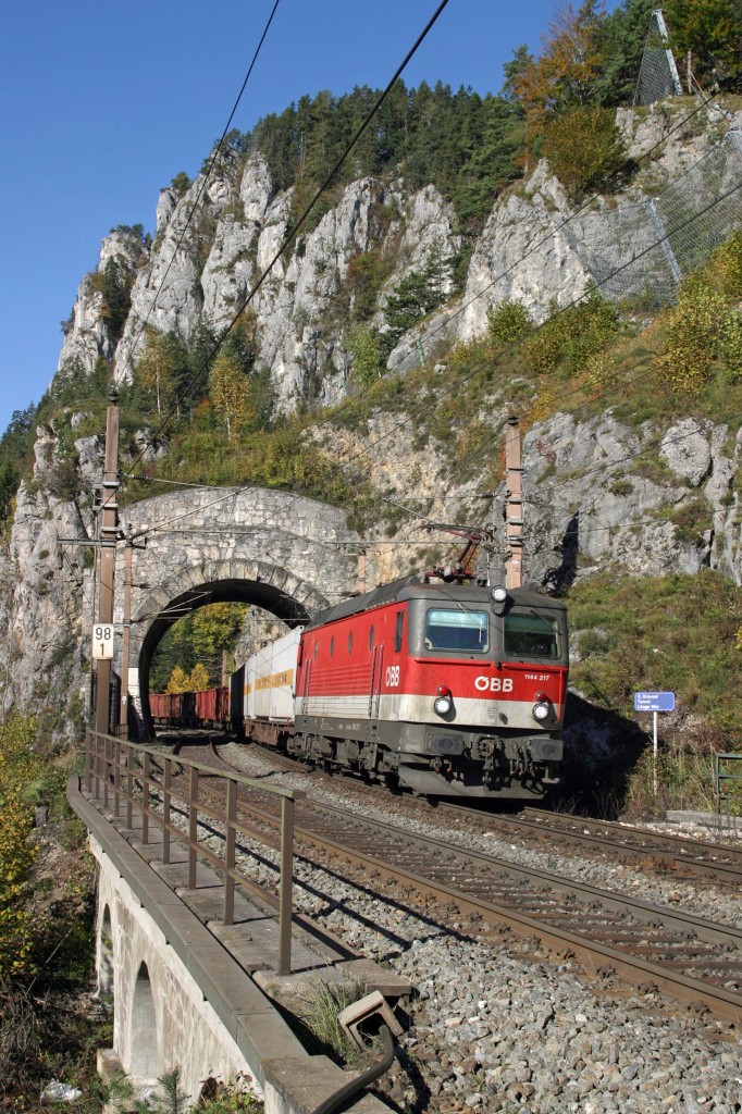 1144.217 hat mit G-54052 soeben den Kleinen Krausel-Tunnel,der von der Polleroswand überragt wird am 11.10.14 verlassen.