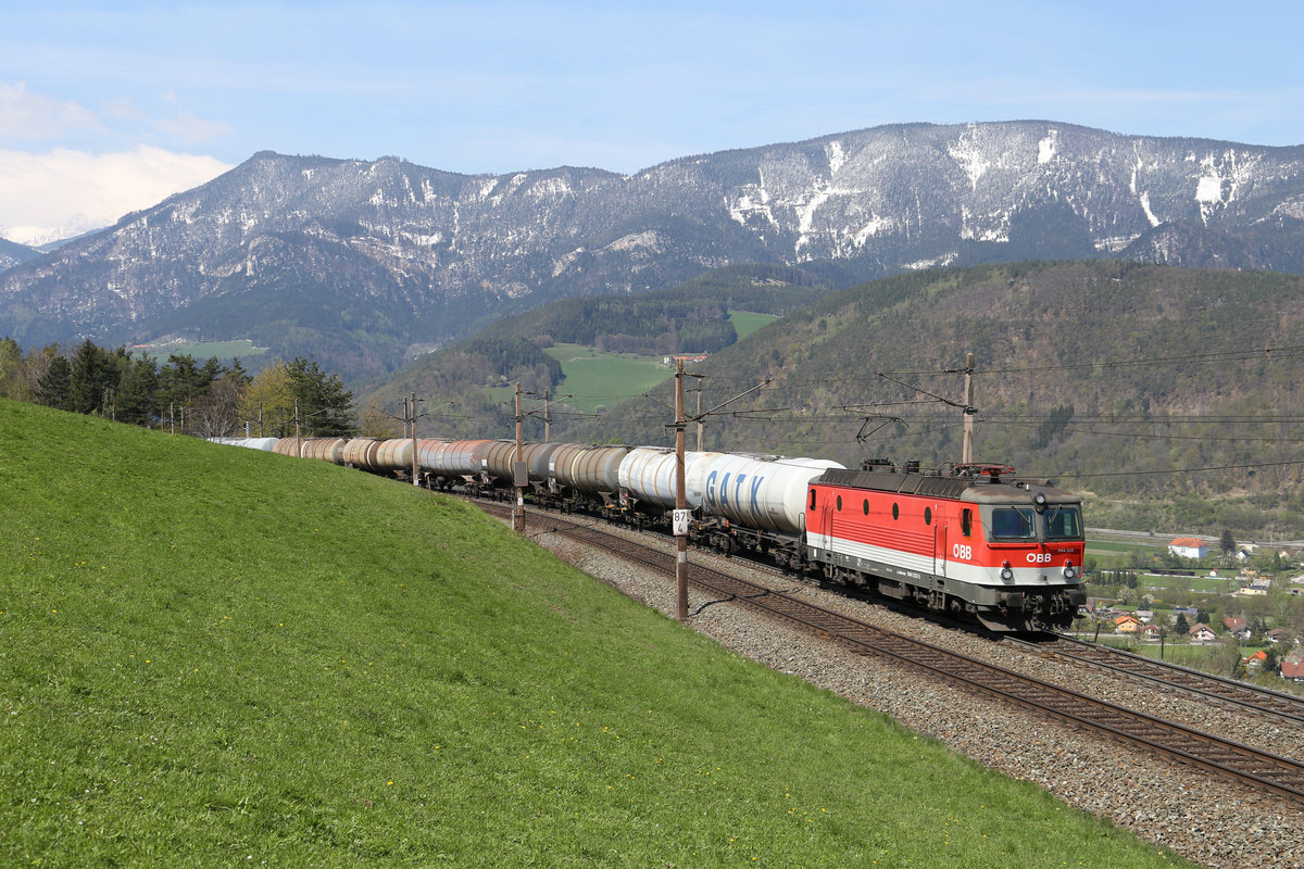 1144.223 fährt mit G-48435 bei herrlicher Frühlings-Winterstimmung am Eichberg bergwärts. 21.4.17